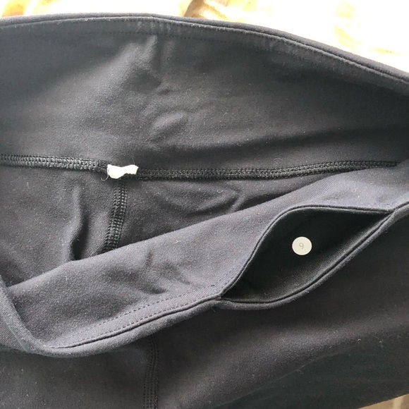 Lululemon leggings black size 6 wunder under crop - Picture 3 of 3